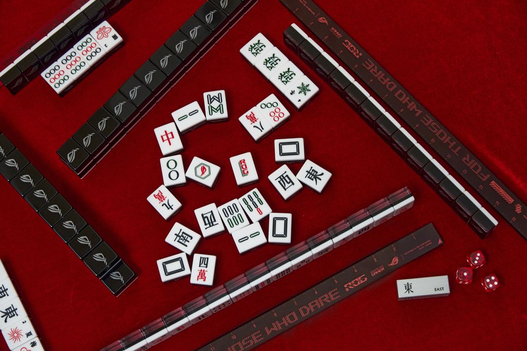 「ROG漂浮麻將」中「一筒」、「一條」牌面藏有ROG LOGO小驚喜；搭配充滿ROG設計語彙的牌尺、紅色骰子、金屬方向環。